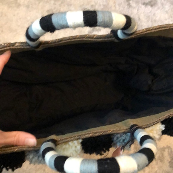 NWT Kayu straw Beach tote with pom-poms - Picture 4 of 7